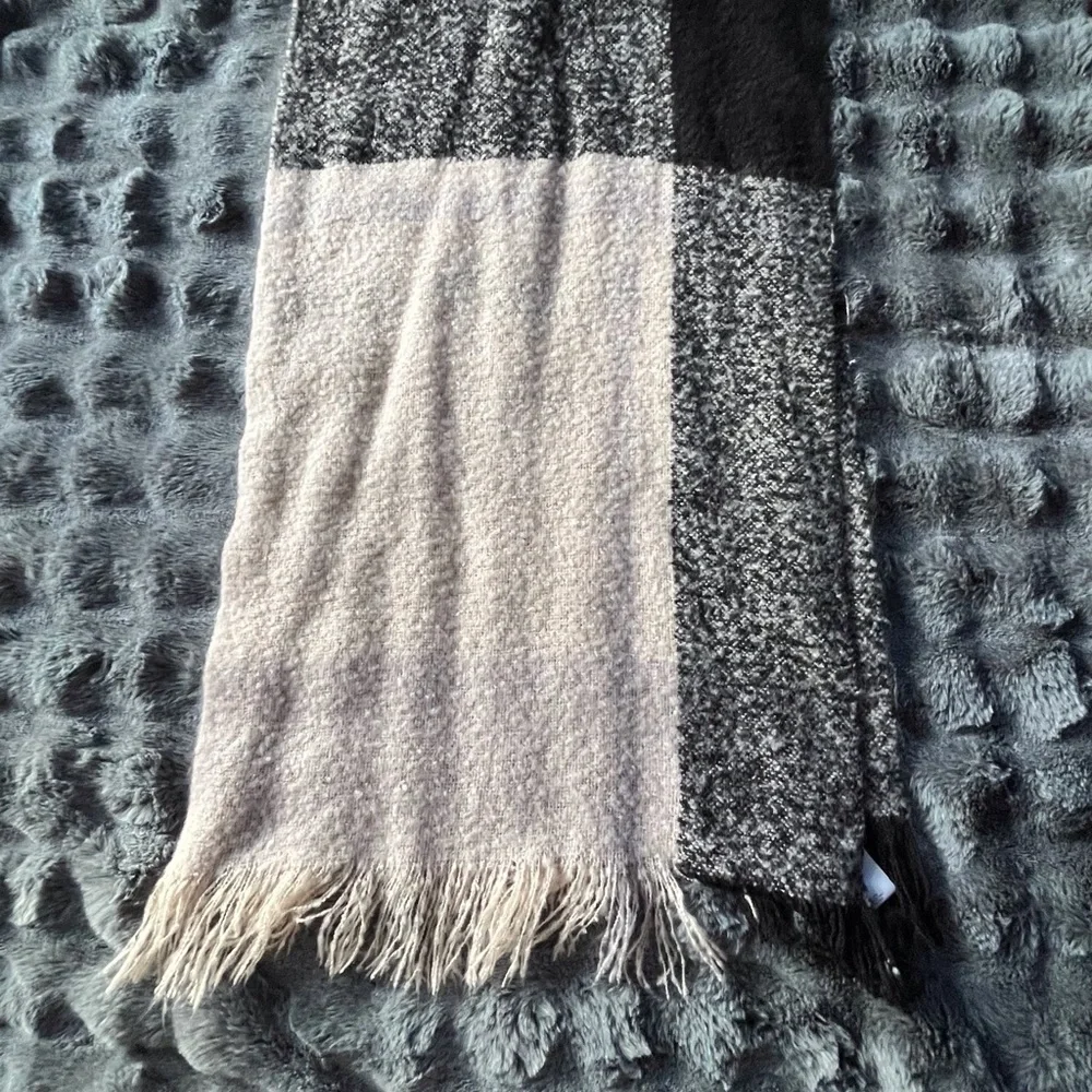 Large scarf gray white